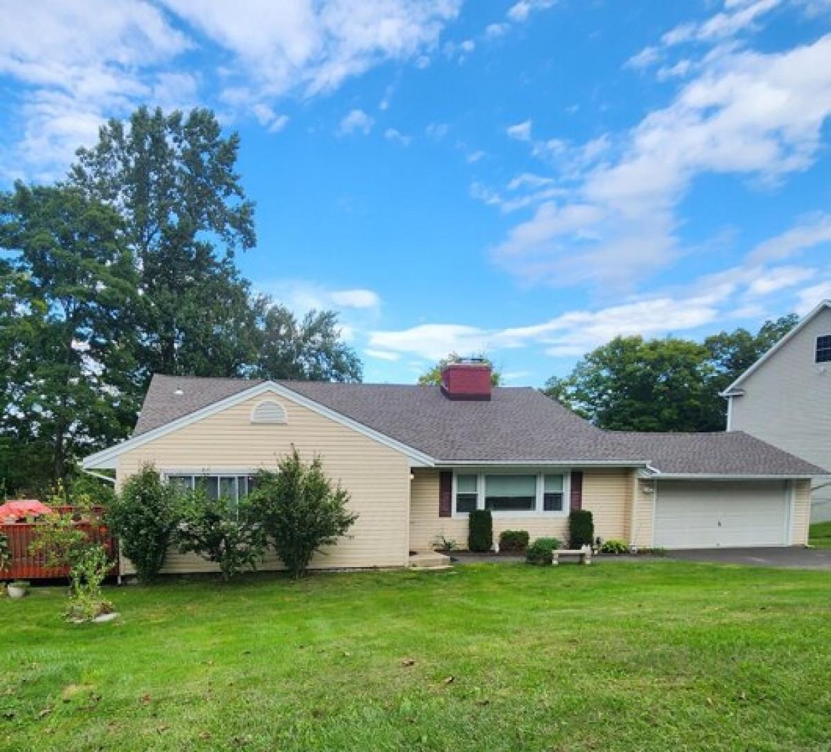 Picture of Home For Sale in Danbury, Connecticut, United States