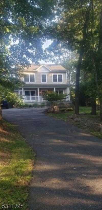 Home For Sale in Hopatcong, New Jersey