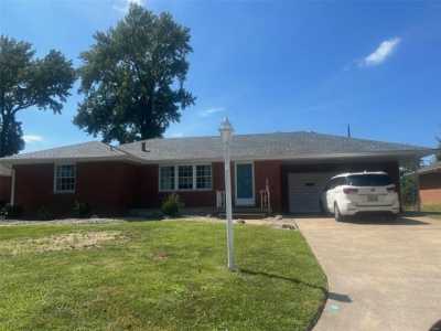 Home For Sale in Godfrey, Illinois