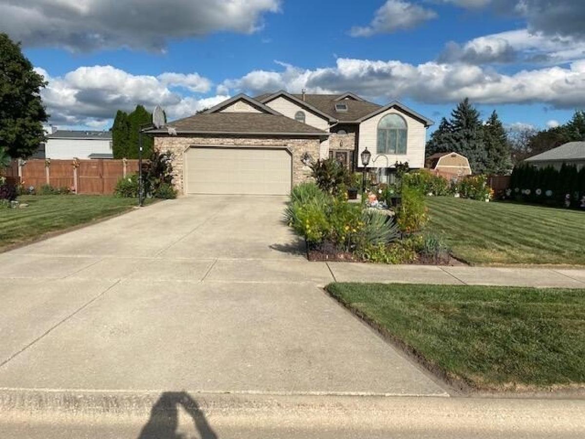 Picture of Home For Sale in Crown Point, Indiana, United States