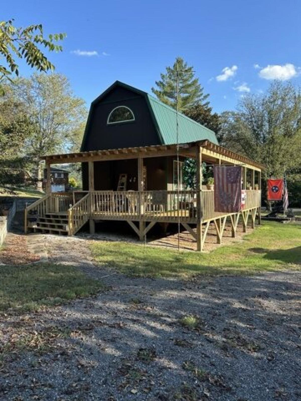 Picture of Home For Sale in Pleasant Shade, Tennessee, United States