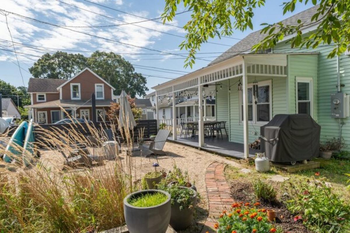 Picture of Home For Sale in East Lyme, Connecticut, United States