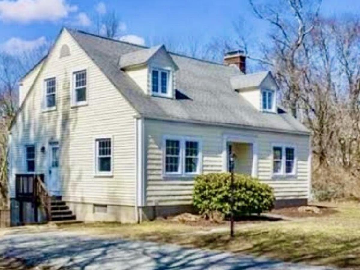 Picture of Home For Sale in Waterford, Connecticut, United States