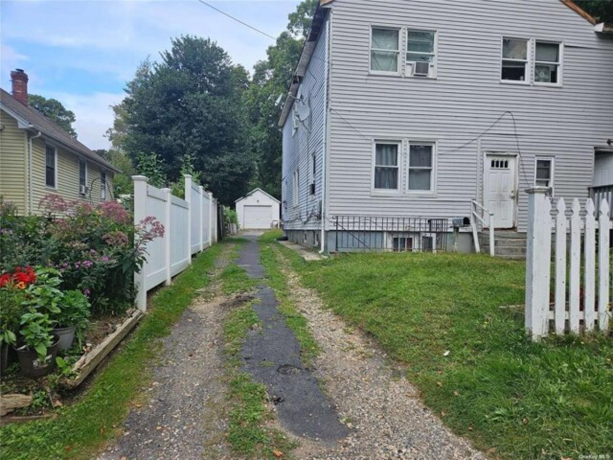 Picture of Home For Sale in Huntington Station, New York, United States