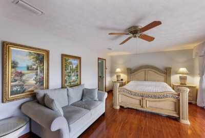 Home For Sale in Sarasota, Florida