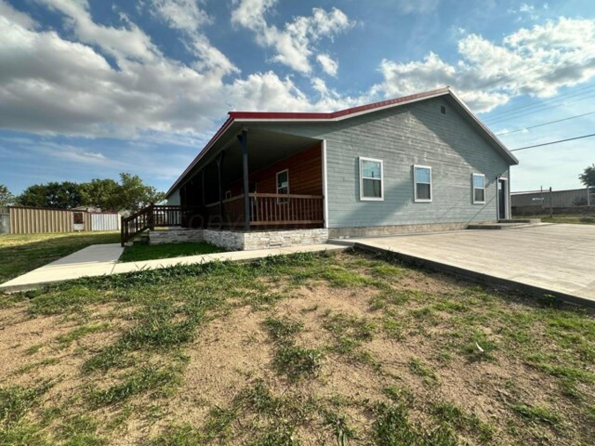 Picture of Home For Sale in Stinnett, Texas, United States