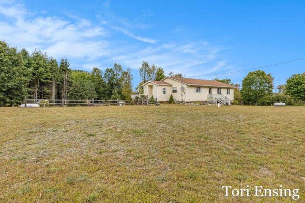 Picture of Home For Sale in Stanton, Michigan, United States