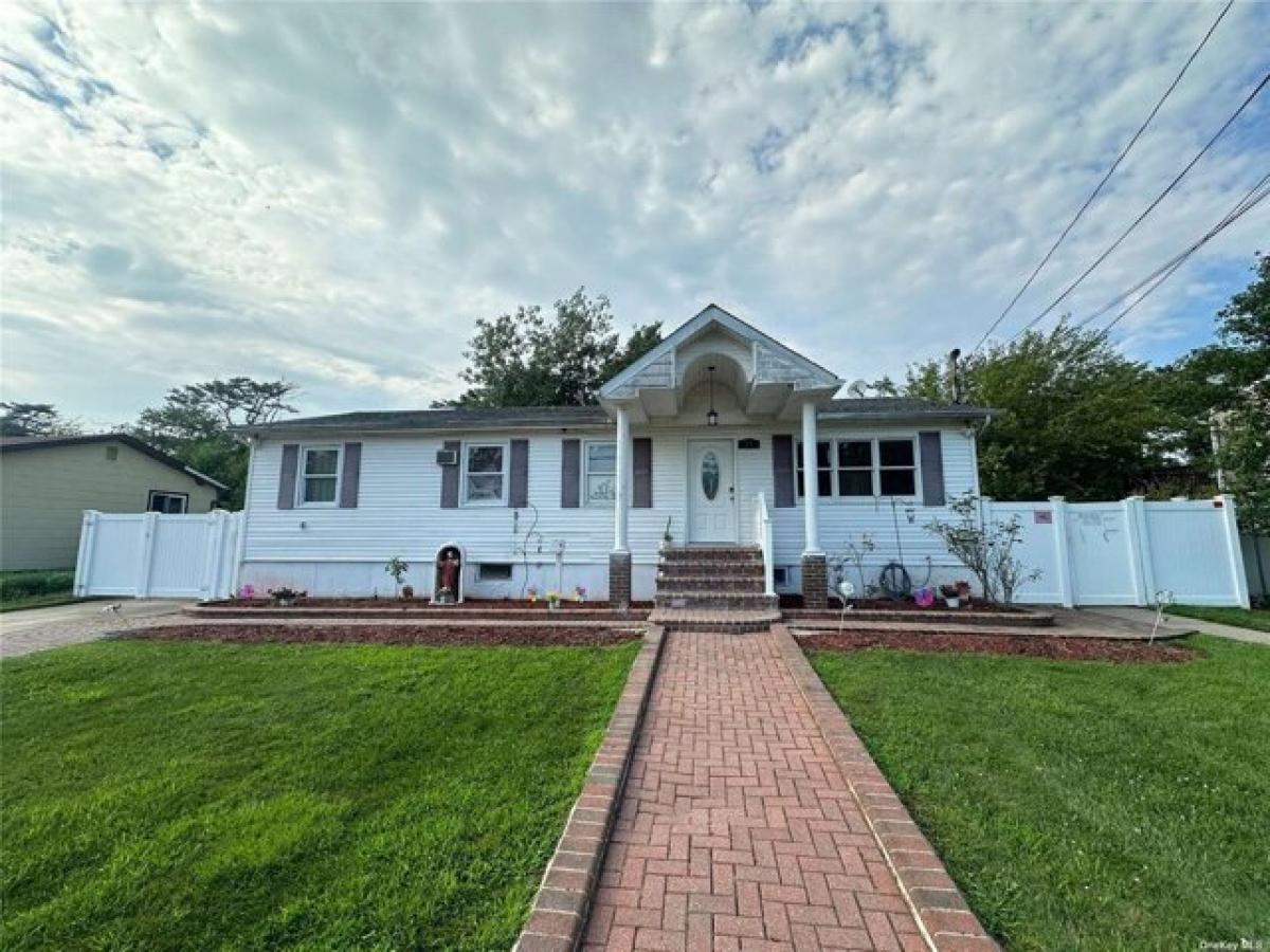 Picture of Home For Rent in Brentwood, New York, United States