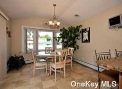 Home For Sale in West Islip, New York