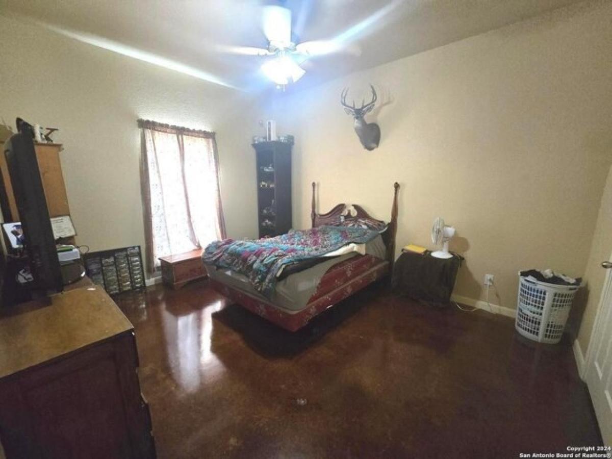 Picture of Home For Sale in Von Ormy, Texas, United States