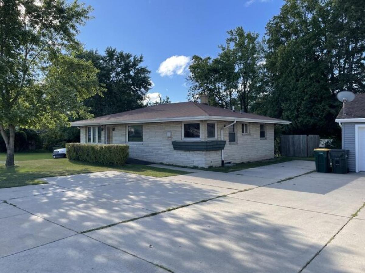 Picture of Home For Sale in West Bend, Wisconsin, United States