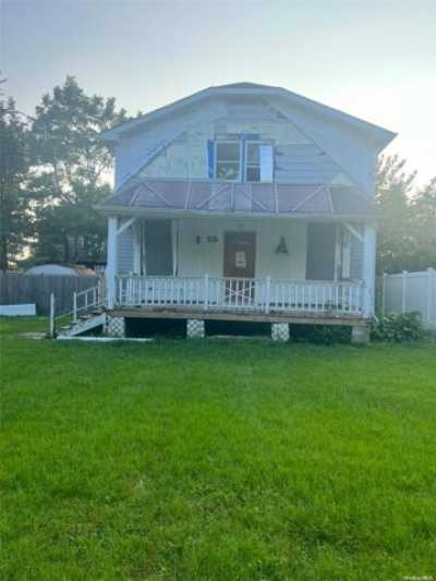 Home For Sale in West Islip, New York