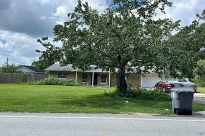 Home For Rent in Deland, Florida