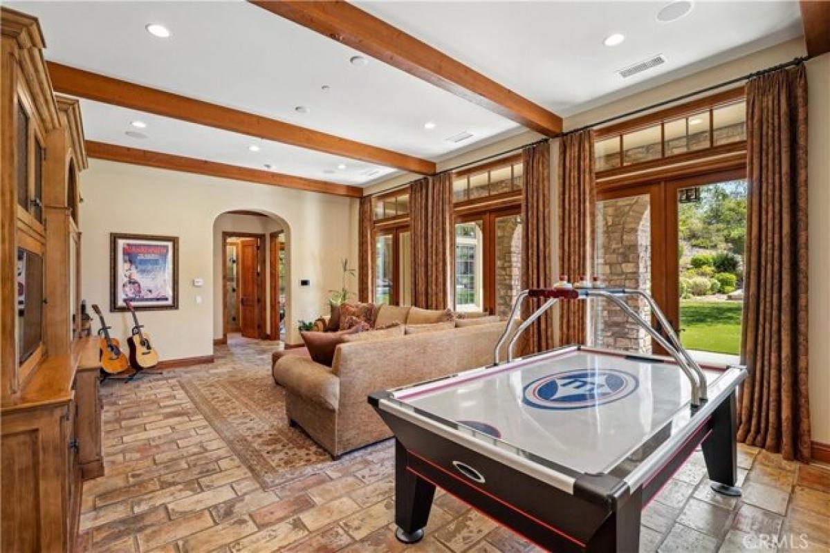 Picture of Home For Sale in Calabasas, California, United States