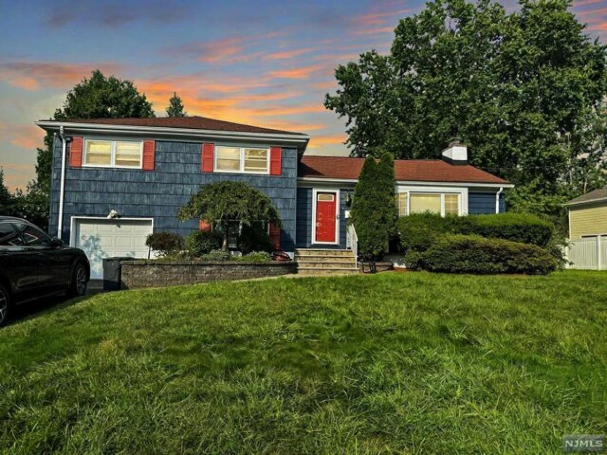 Picture of Home For Sale in Fair Lawn, New Jersey, United States