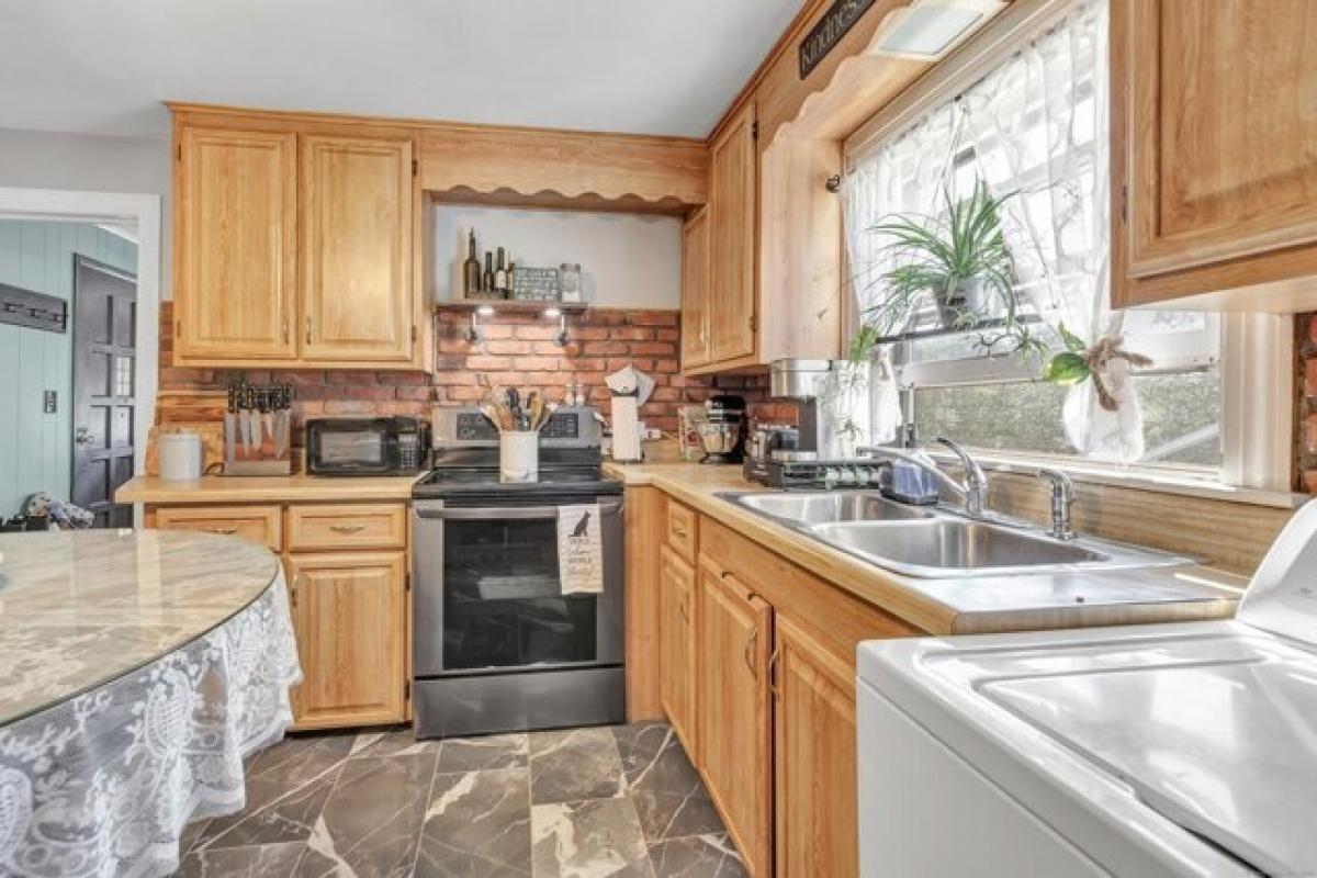 Picture of Home For Sale in Waterbury, Connecticut, United States