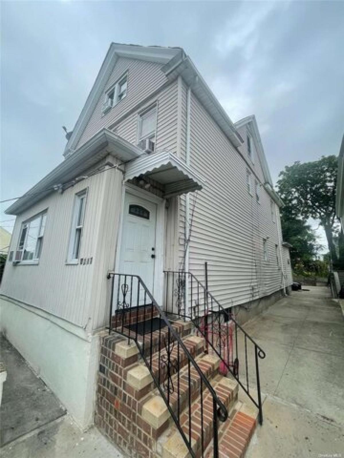 Picture of Home For Sale in East Elmhurst, New York, United States