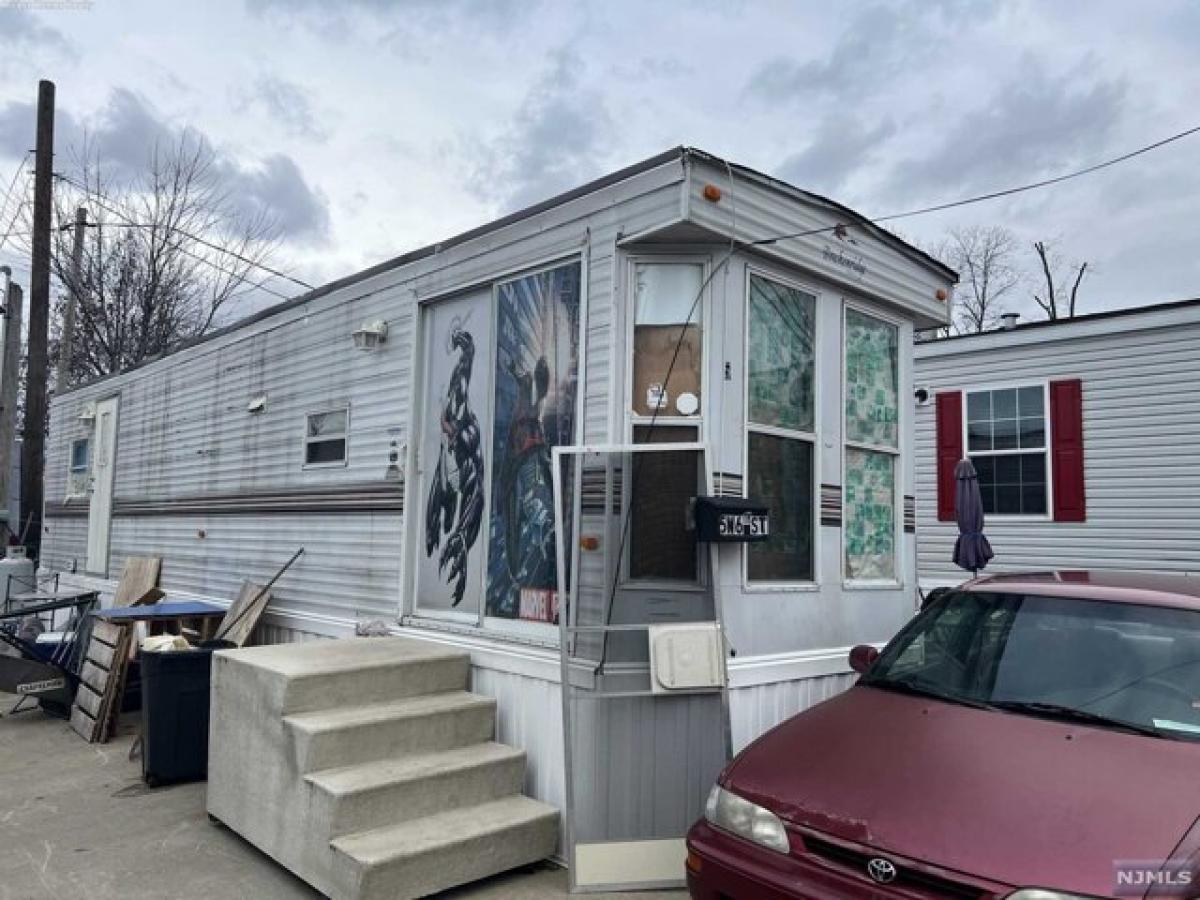 Picture of Home For Sale in Moonachie, New Jersey, United States