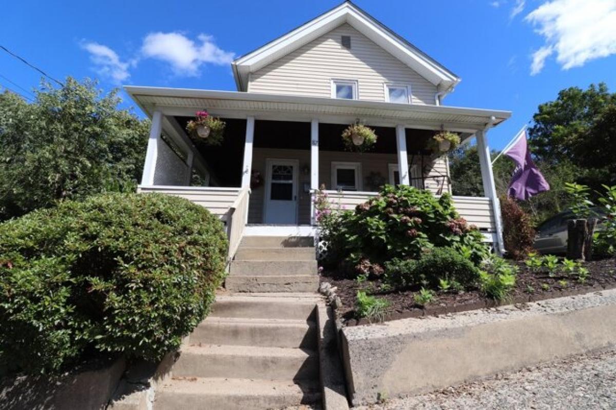 Picture of Home For Sale in Bristol, Connecticut, United States