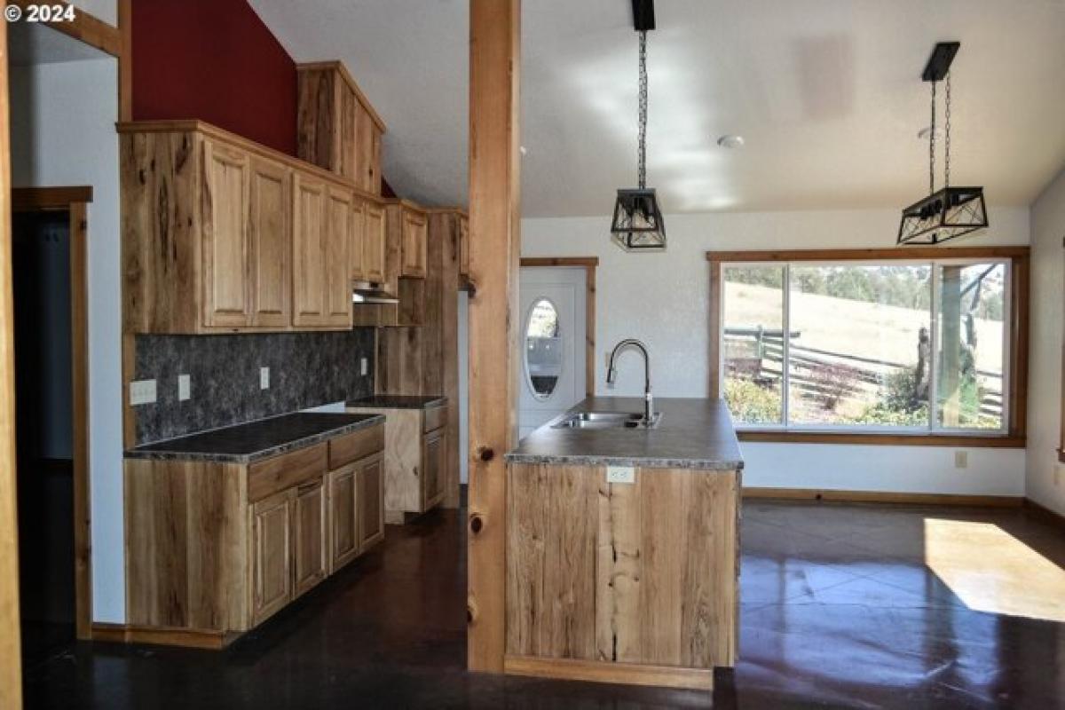 Picture of Home For Sale in John Day, Oregon, United States