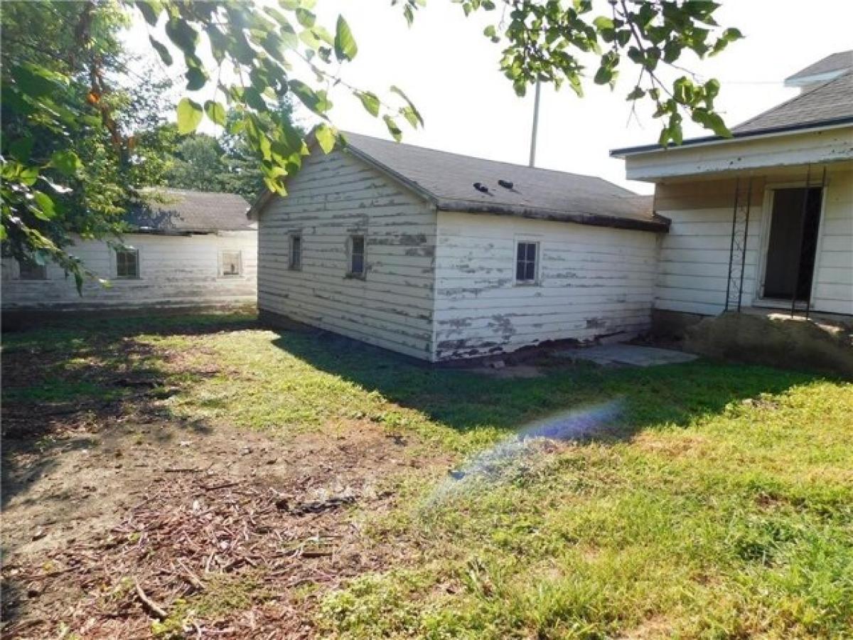 Picture of Home For Sale in Charleston, Illinois, United States