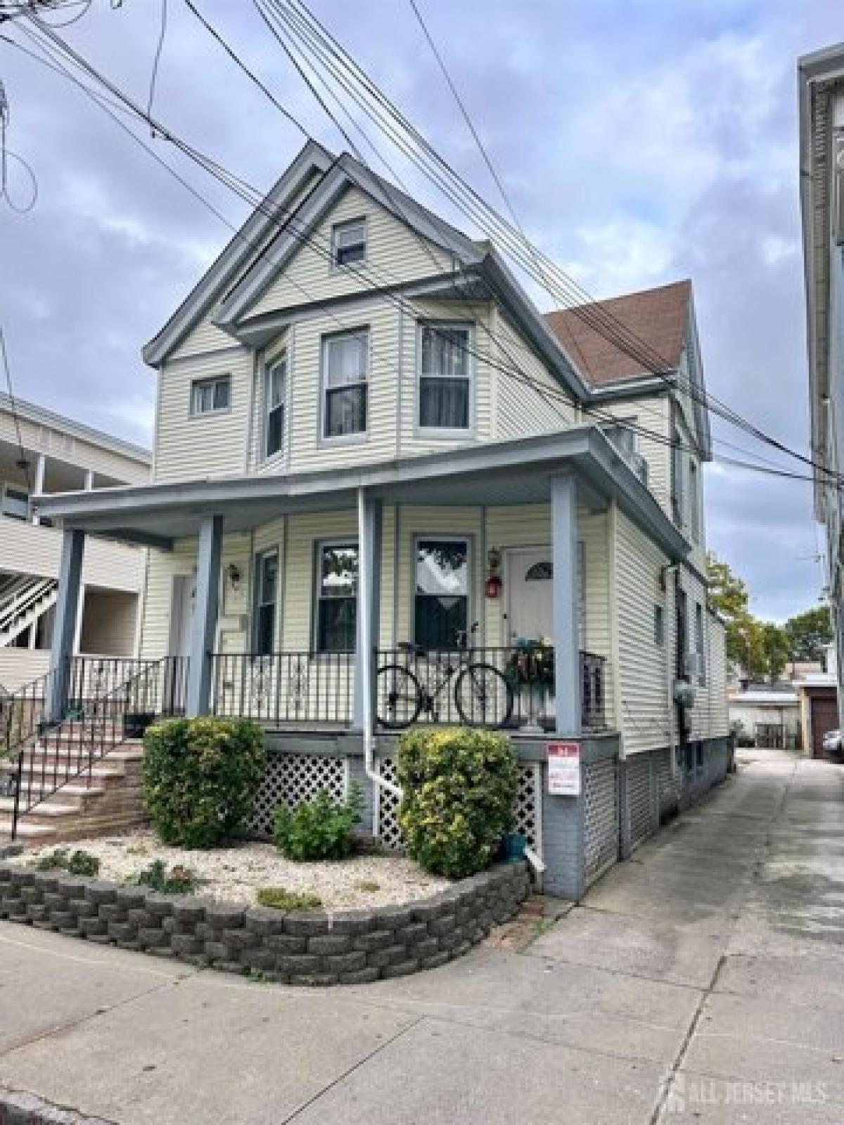 Picture of Home For Sale in Perth Amboy, New Jersey, United States