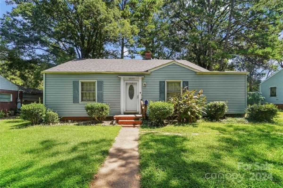 Picture of Home For Sale in Charlotte, North Carolina, United States