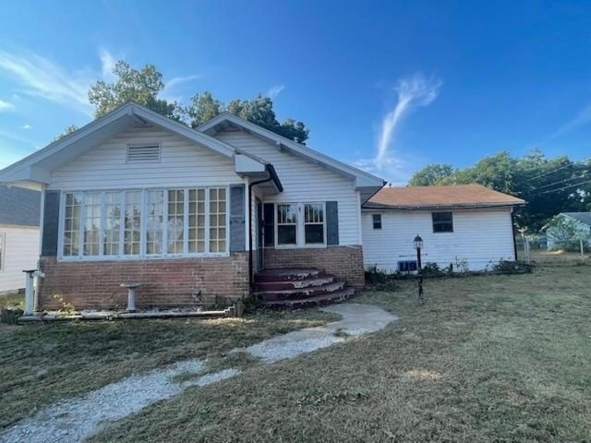 Picture of Home For Sale in Blackwell, Oklahoma, United States