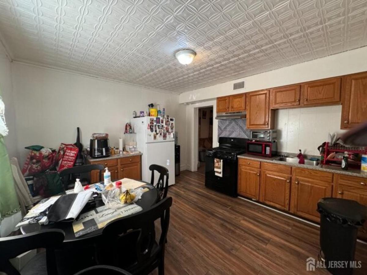 Picture of Home For Sale in Perth Amboy, New Jersey, United States