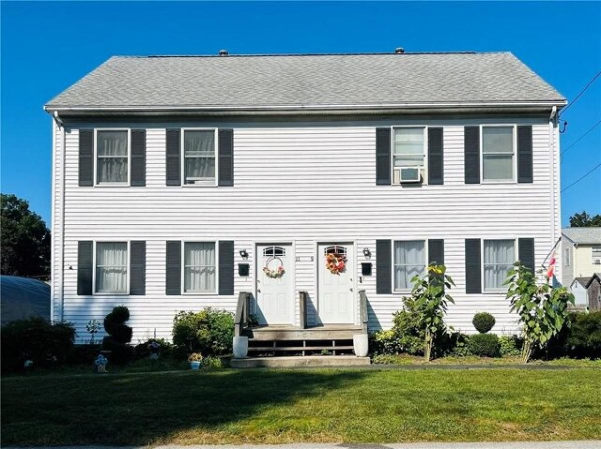 Picture of Home For Sale in West Warwick, Rhode Island, United States