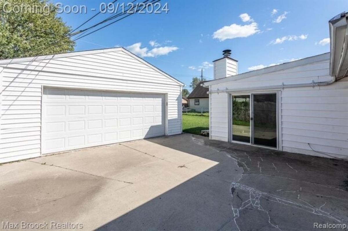 Picture of Home For Sale in Harrison Township, Michigan, United States