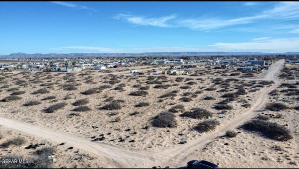 Picture of Residential Land For Sale in Horizon City, Texas, United States