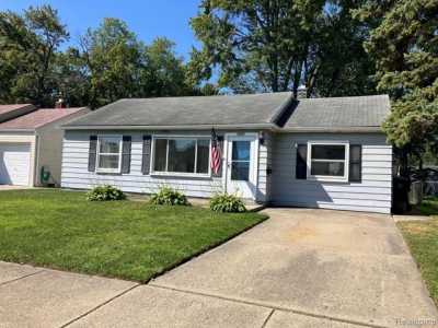 Home For Sale in Roseville, Michigan