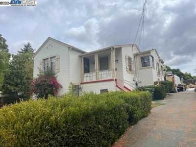 Home For Sale in Castro Valley, California