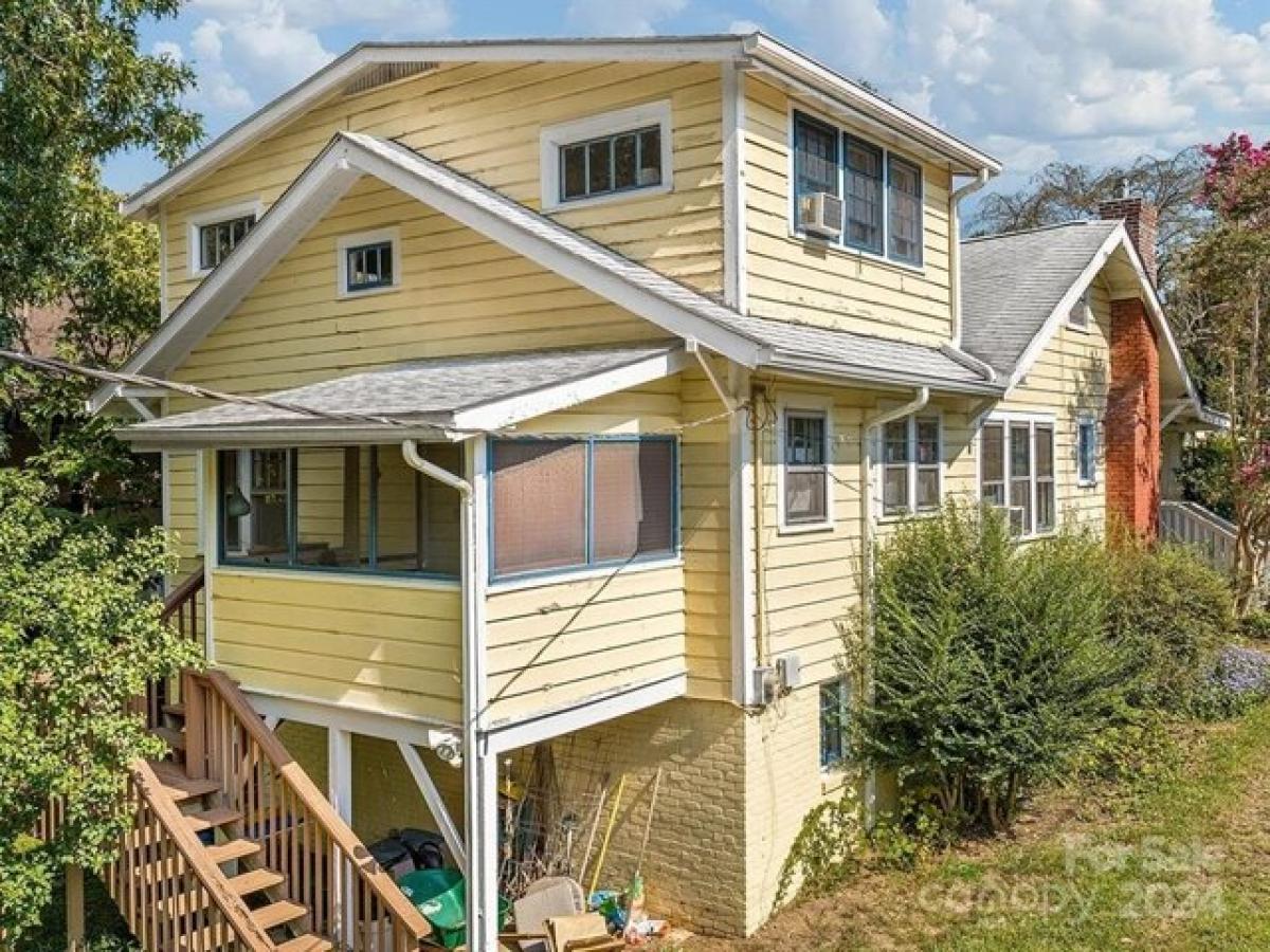 Picture of Home For Sale in Asheville, North Carolina, United States