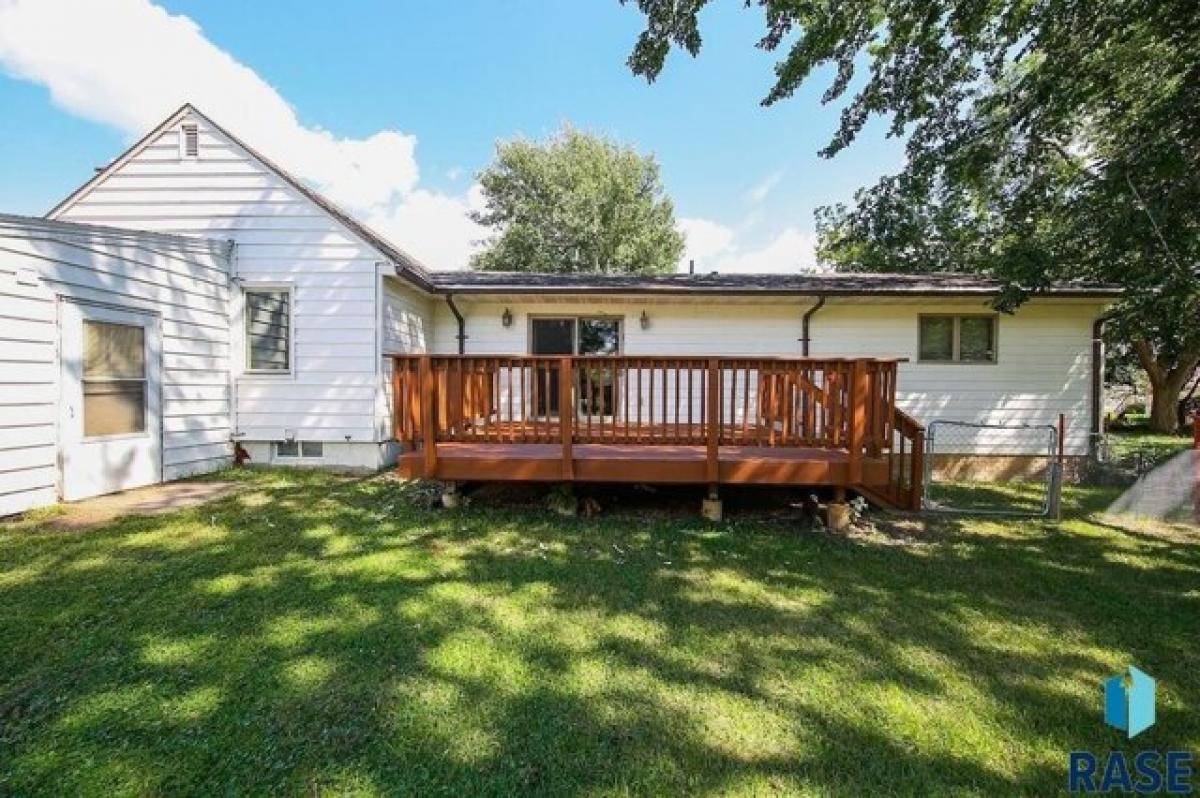 Picture of Home For Sale in Lennox, South Dakota, United States