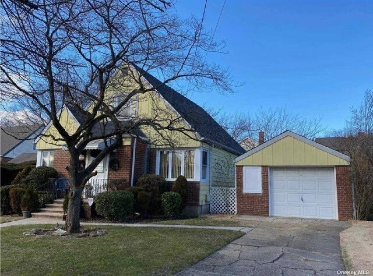 Picture of Home For Sale in New Hyde Park, New York, United States