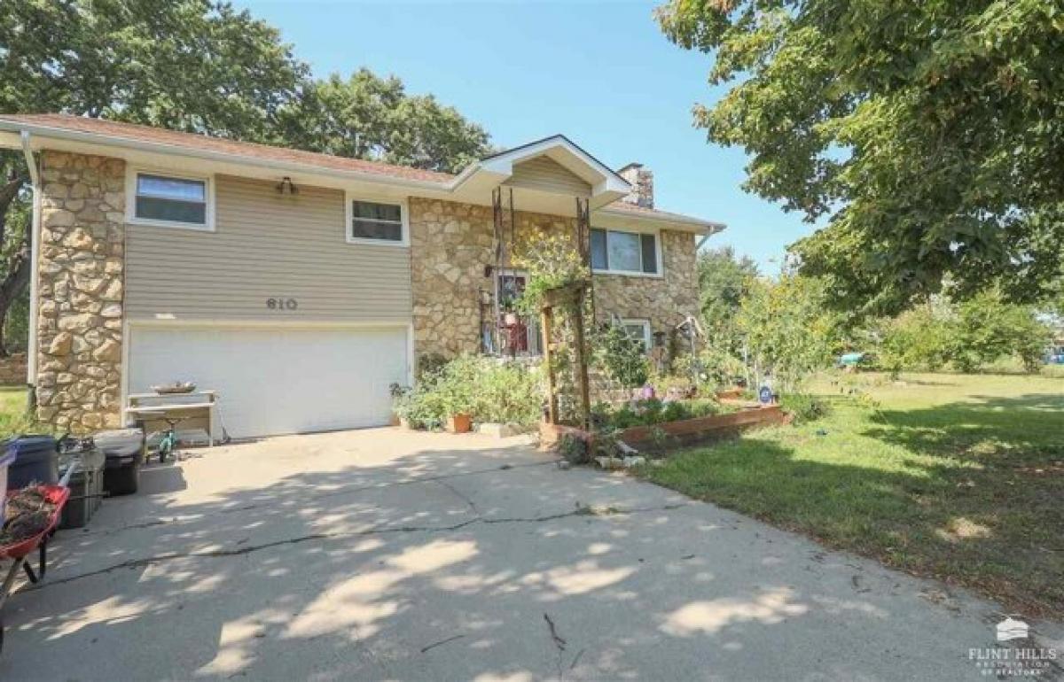 Picture of Home For Sale in Junction City, Kansas, United States