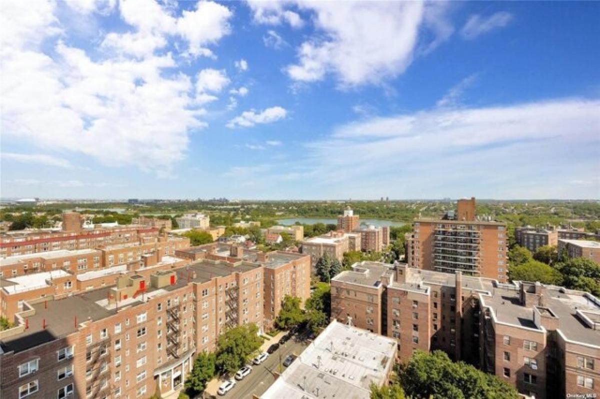 Picture of Home For Sale in Forest Hills, New York, United States