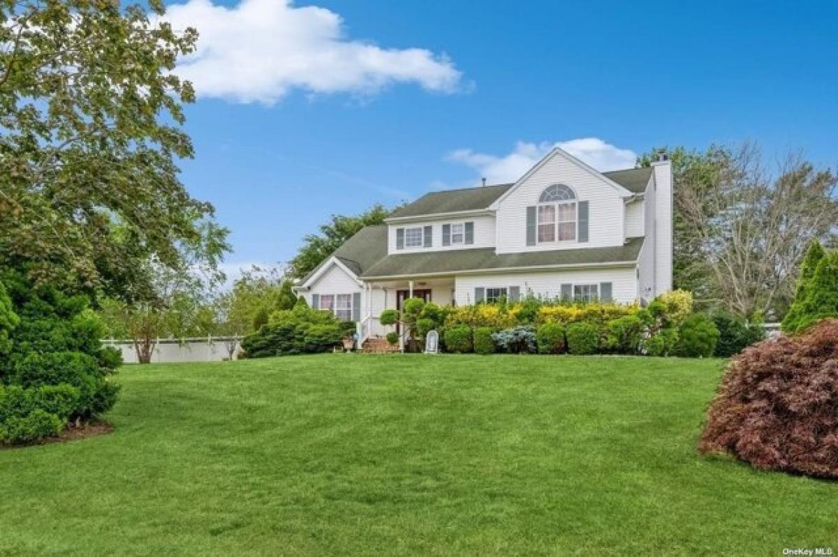 Picture of Home For Sale in Manorville, New York, United States