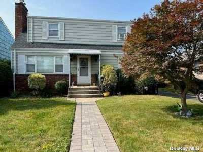 Home For Rent in Glen Cove, New York