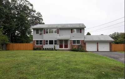 Home For Rent in Hauppauge, New York