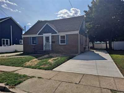 Home For Rent in Farmingdale, New York