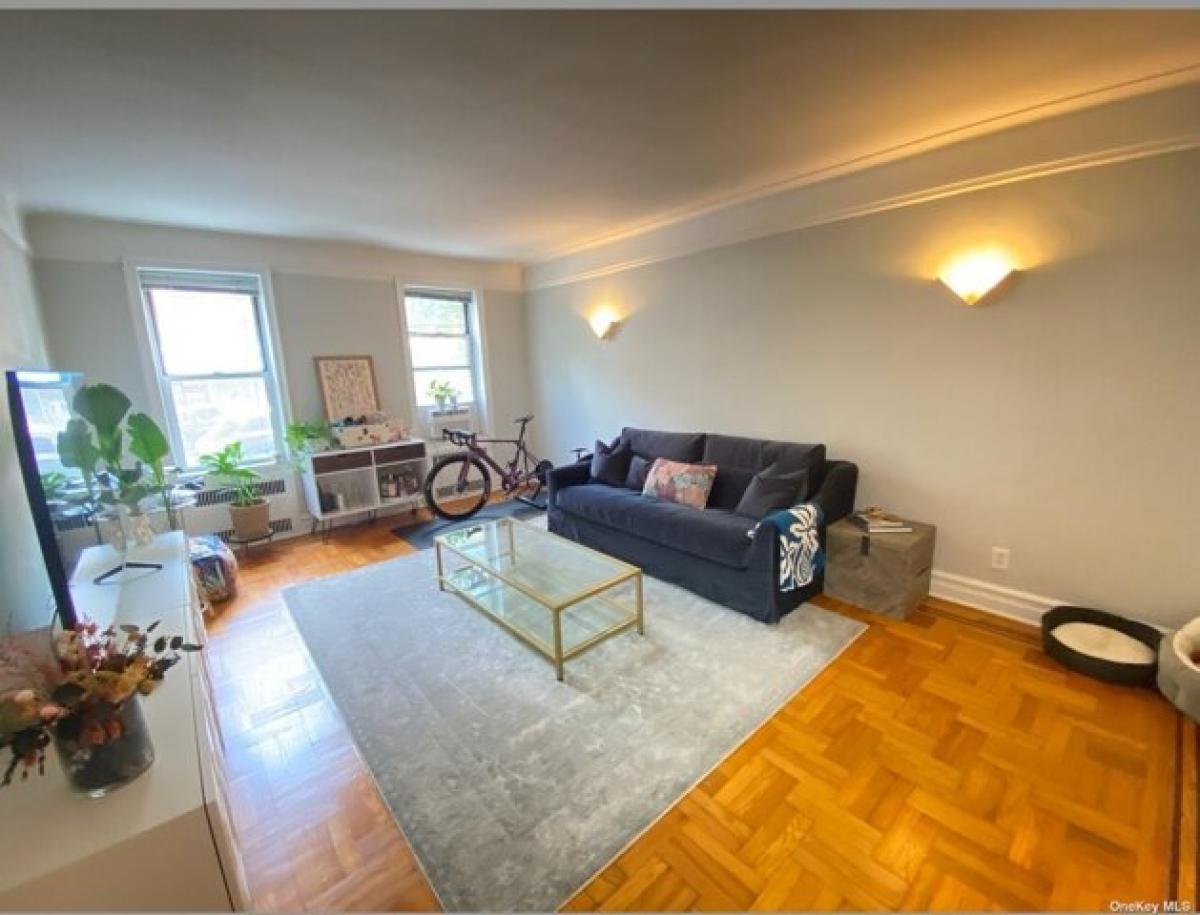 Picture of Home For Sale in Jackson Heights, New York, United States