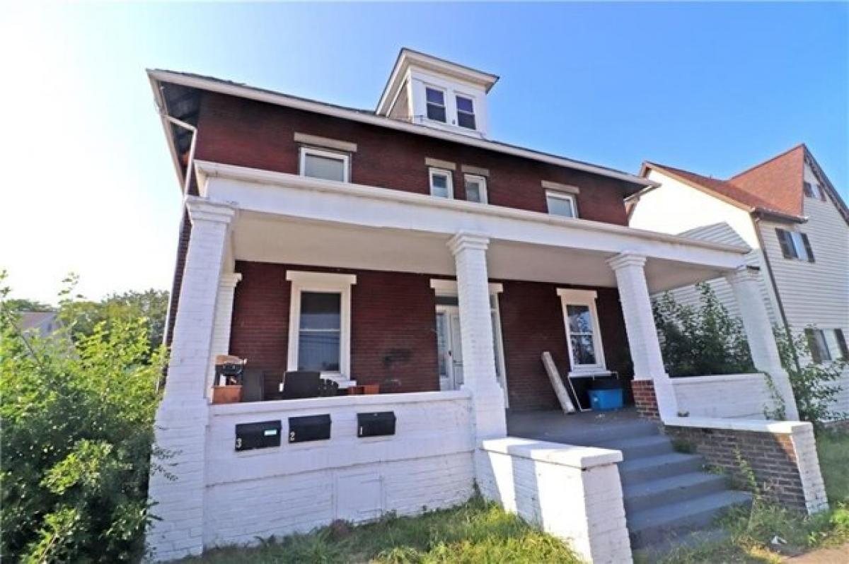 Picture of Home For Sale in Latrobe, Pennsylvania, United States