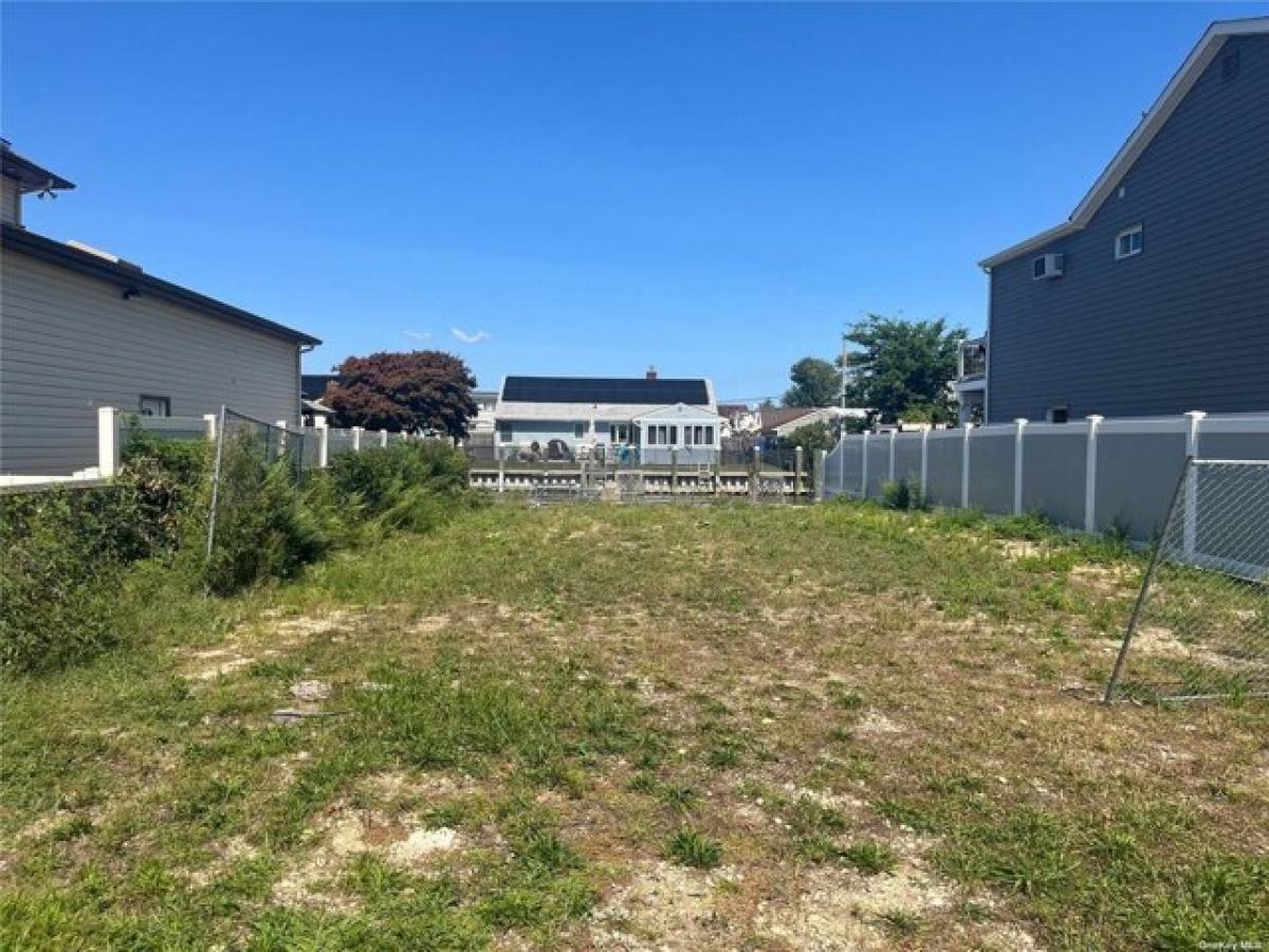 Picture of Residential Land For Sale in Amityville, New York, United States