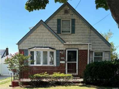 Home For Sale in Mineola, New York