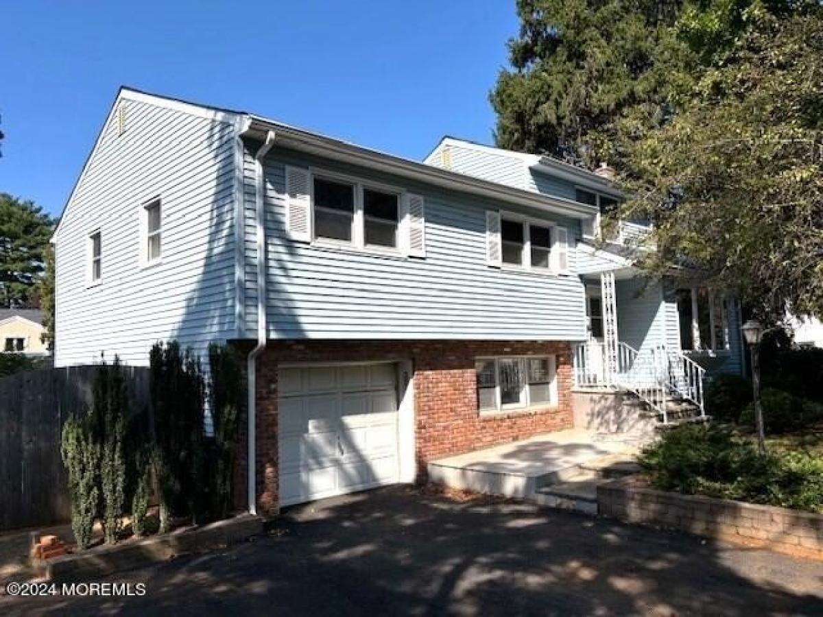 Picture of Home For Sale in Lincroft, New Jersey, United States