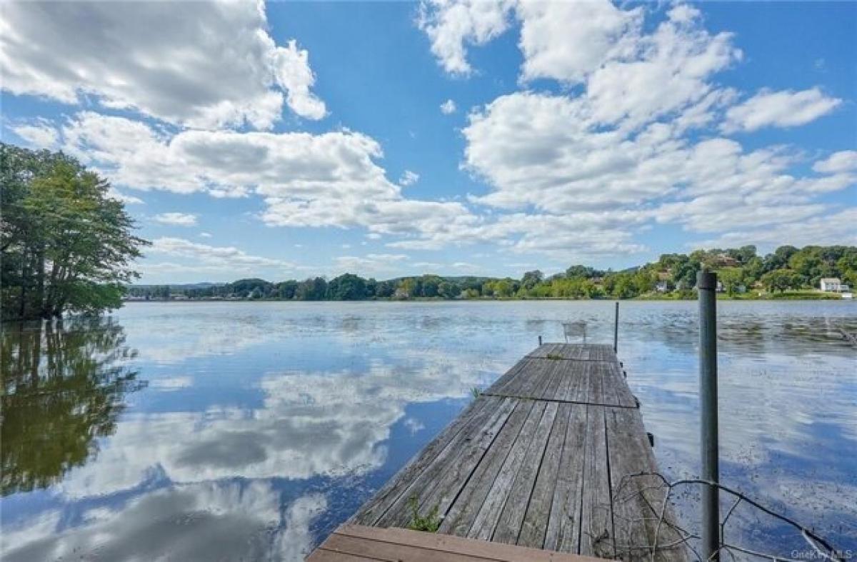 Picture of Home For Sale in Montrose, New York, United States