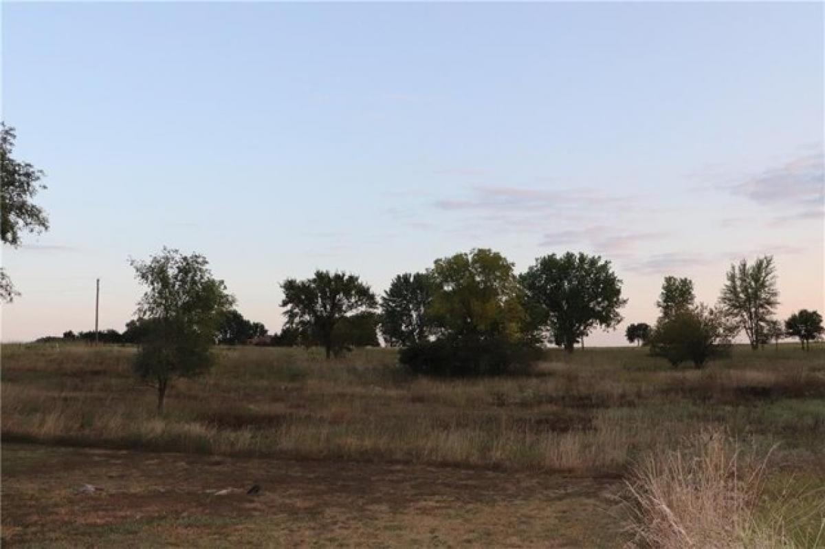 Picture of Home For Sale in Paola, Kansas, United States